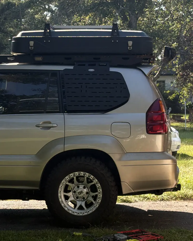 Ginny's rear quarter with the roof box and side panel